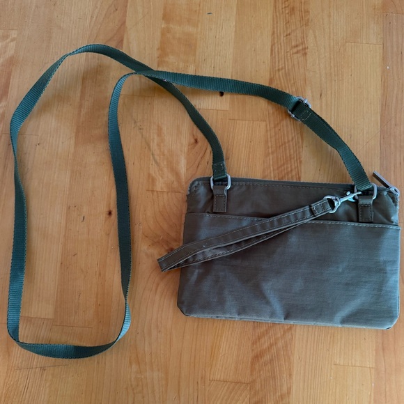 Baggallini Khaki Crossbody/Wristlet combo - Picture 2 of 4